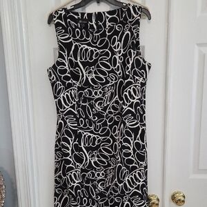 Elegant Black and White Sleeveless Dress